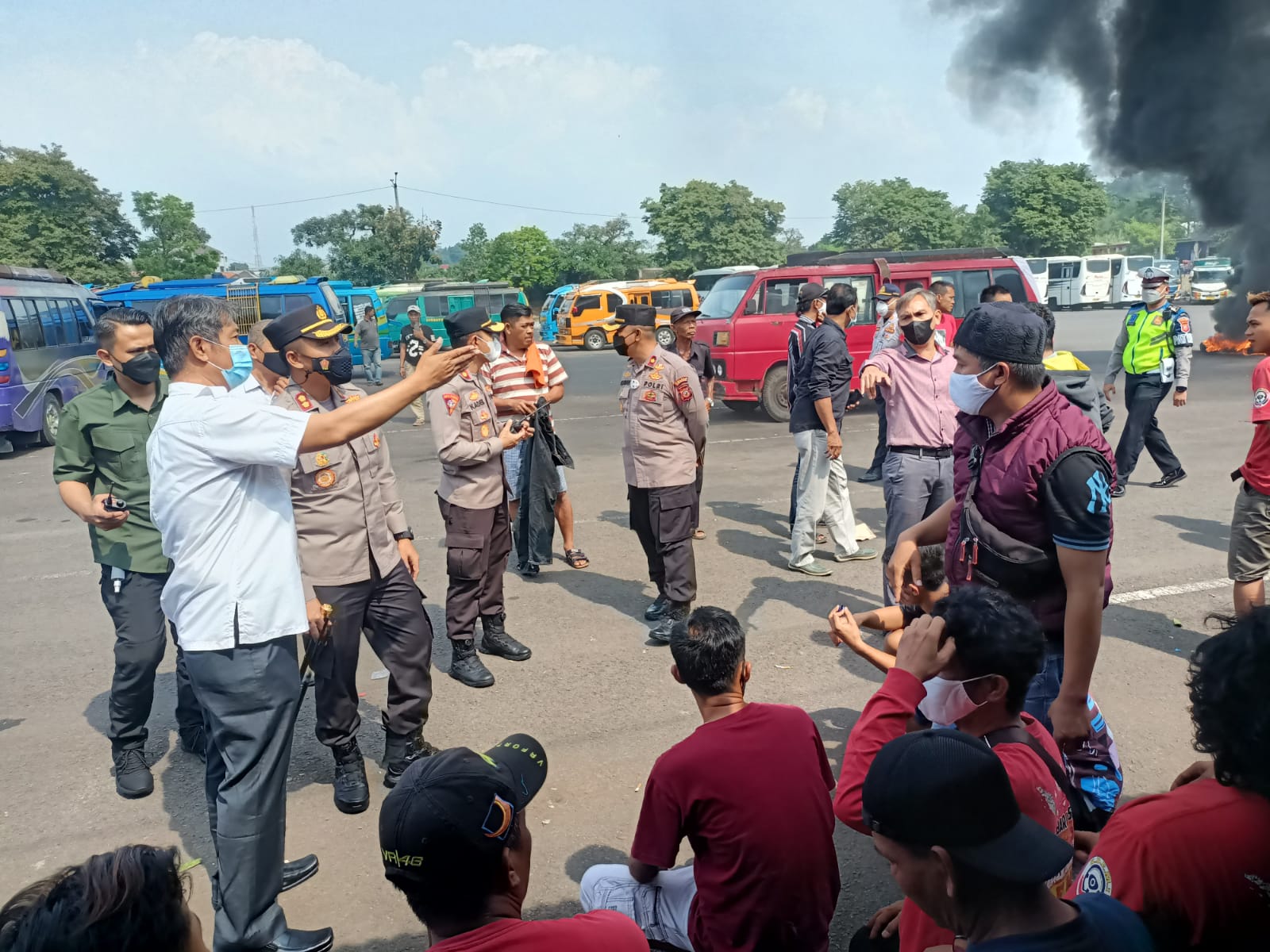 Protes Travel Gelap, Ratusan Sopir Elf di Cianjur Lakukan Aksi Bakar Ban