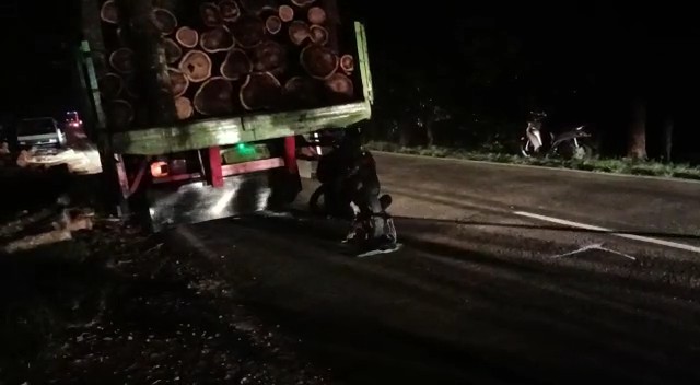 Pengendara Motor Tewas Usai Tabrak Truk Pengangkut Kayu