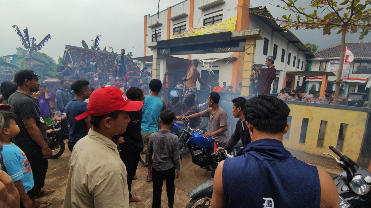 Warga Minta Ayi Lukman Mundur Dari Jabatan Kades Sindangraja, Ini Alasannya