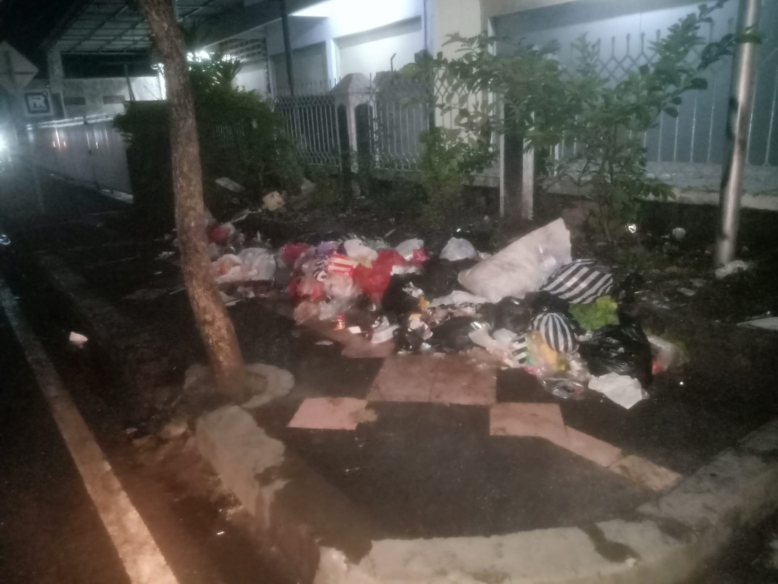 Trotoar Jalan Berubah Jadi Tempat Penampungan Sampah, DLH Dinilai Gagal Fasilitasi Bank Sampah