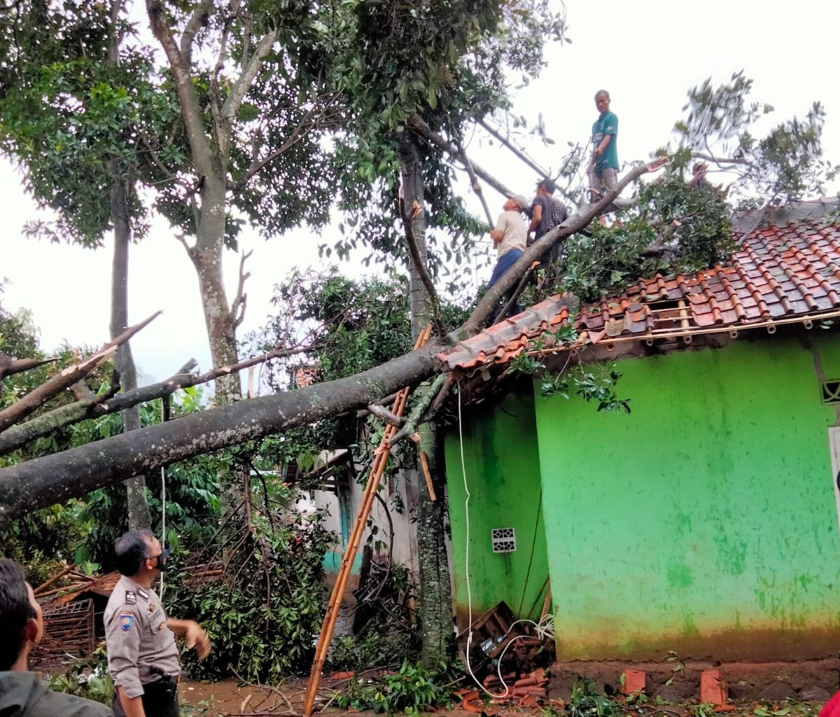 Angin Puting Beliung Terjang Dua Desa di Karangtengah Cianjur, 11 Rumah Rusak