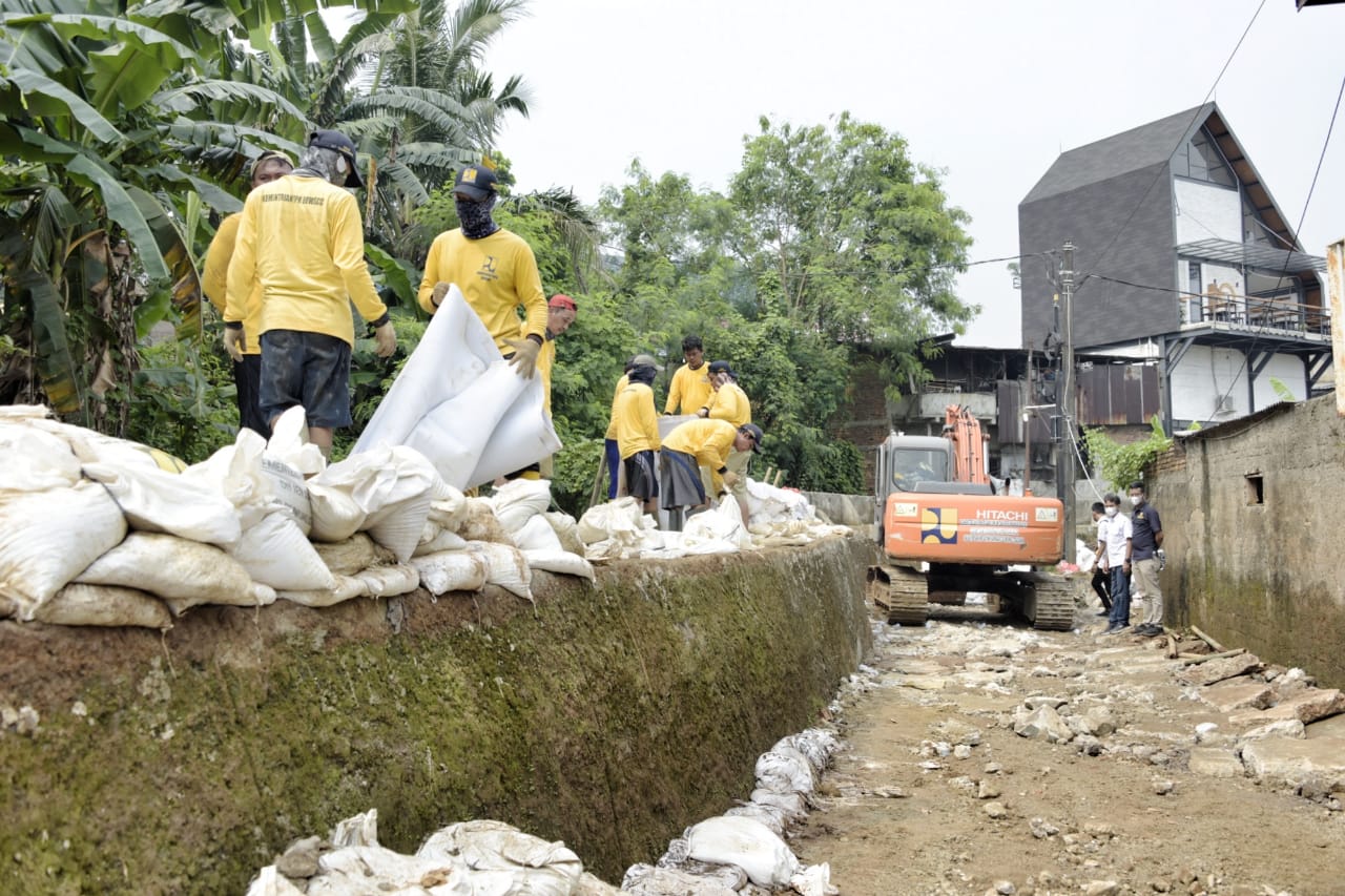 Uu Ruzhanul Ulum Tinjau Kali Cakung Penyebab Banjir