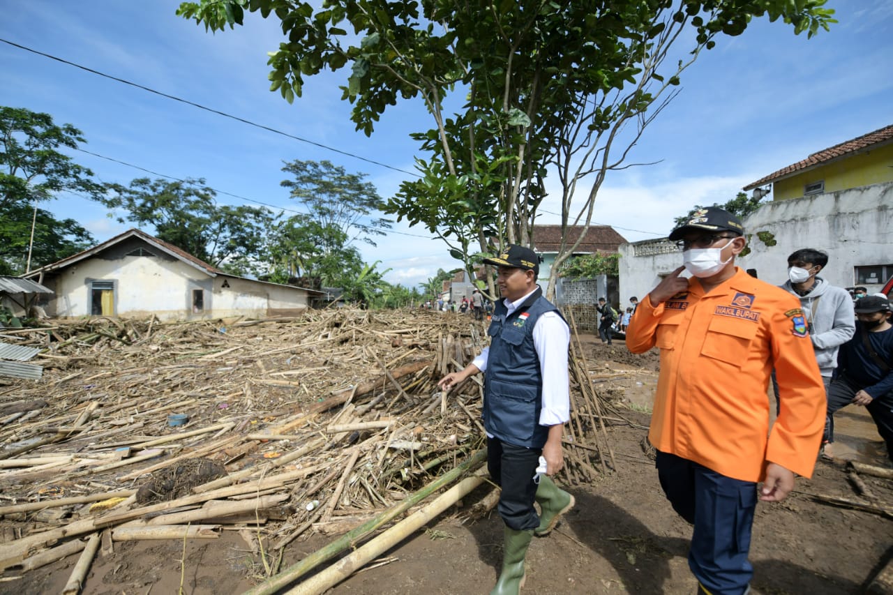 Uu Tinjau dan Salurkan Bantuan ke Warga Garut Terdampak Banjir Bandang