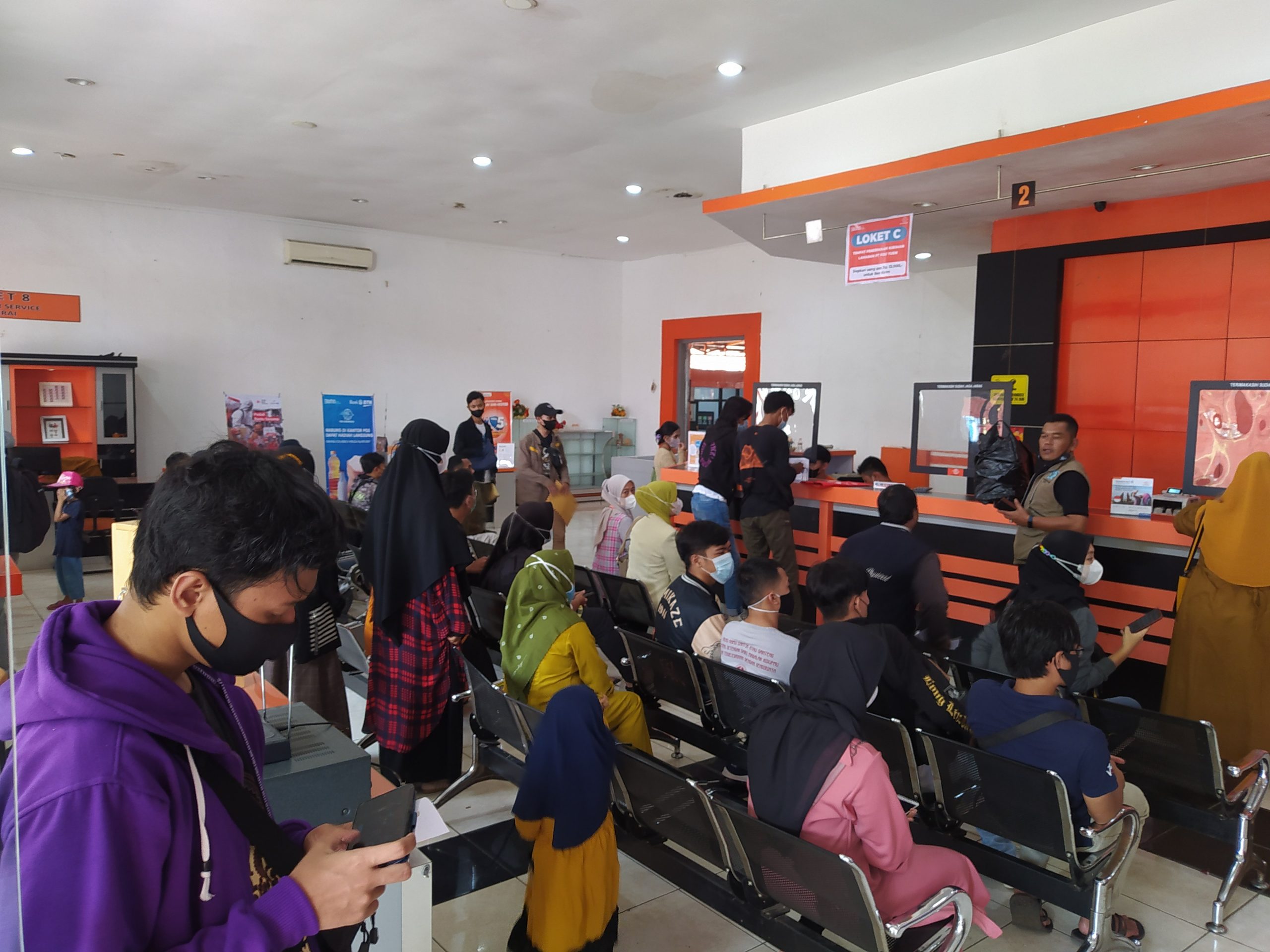 Ribuan Pencari Kerja Serbu Kantor Pos dan Disnakertrans