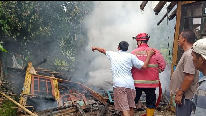 Rumah Semi Permanen Hangus Dilalap Si Jago Merah