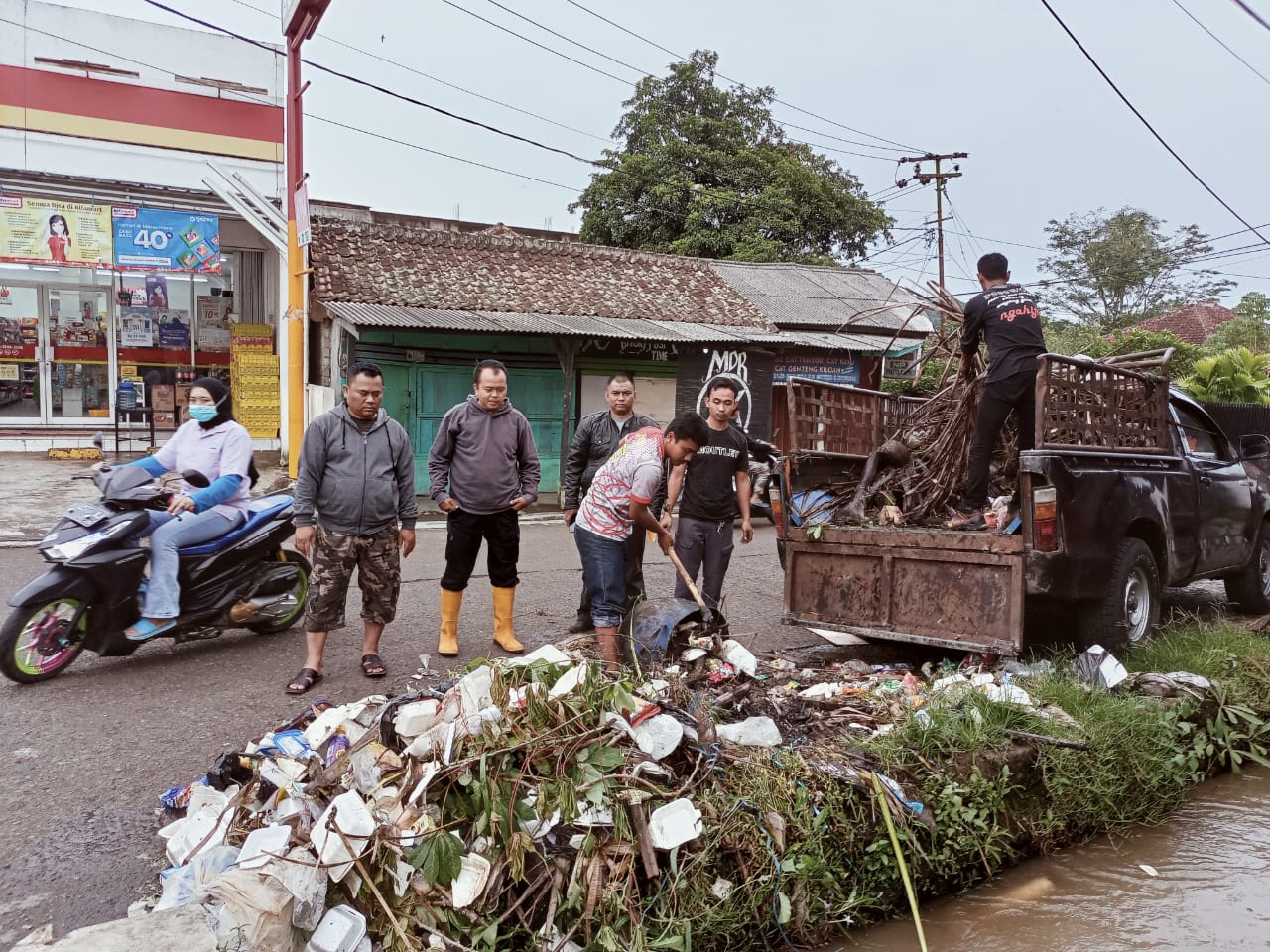 DLH Cianjur Akhirnya Angkut Sampah yang Menumpuk di Pinggir Kali