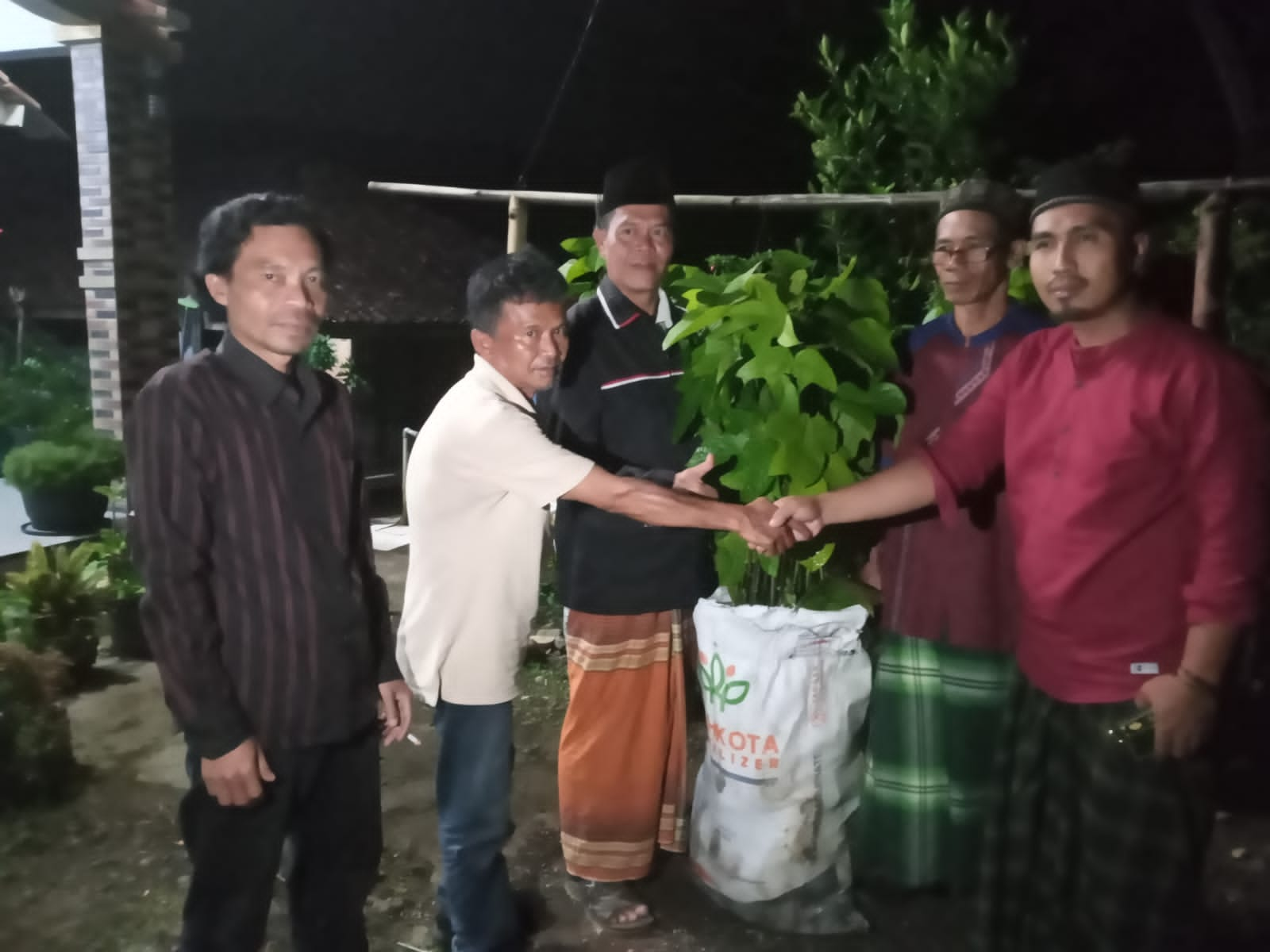 Yayasan Hijau Cianjur Bantu Ratusan Pohon Picung ke Pokdarwis