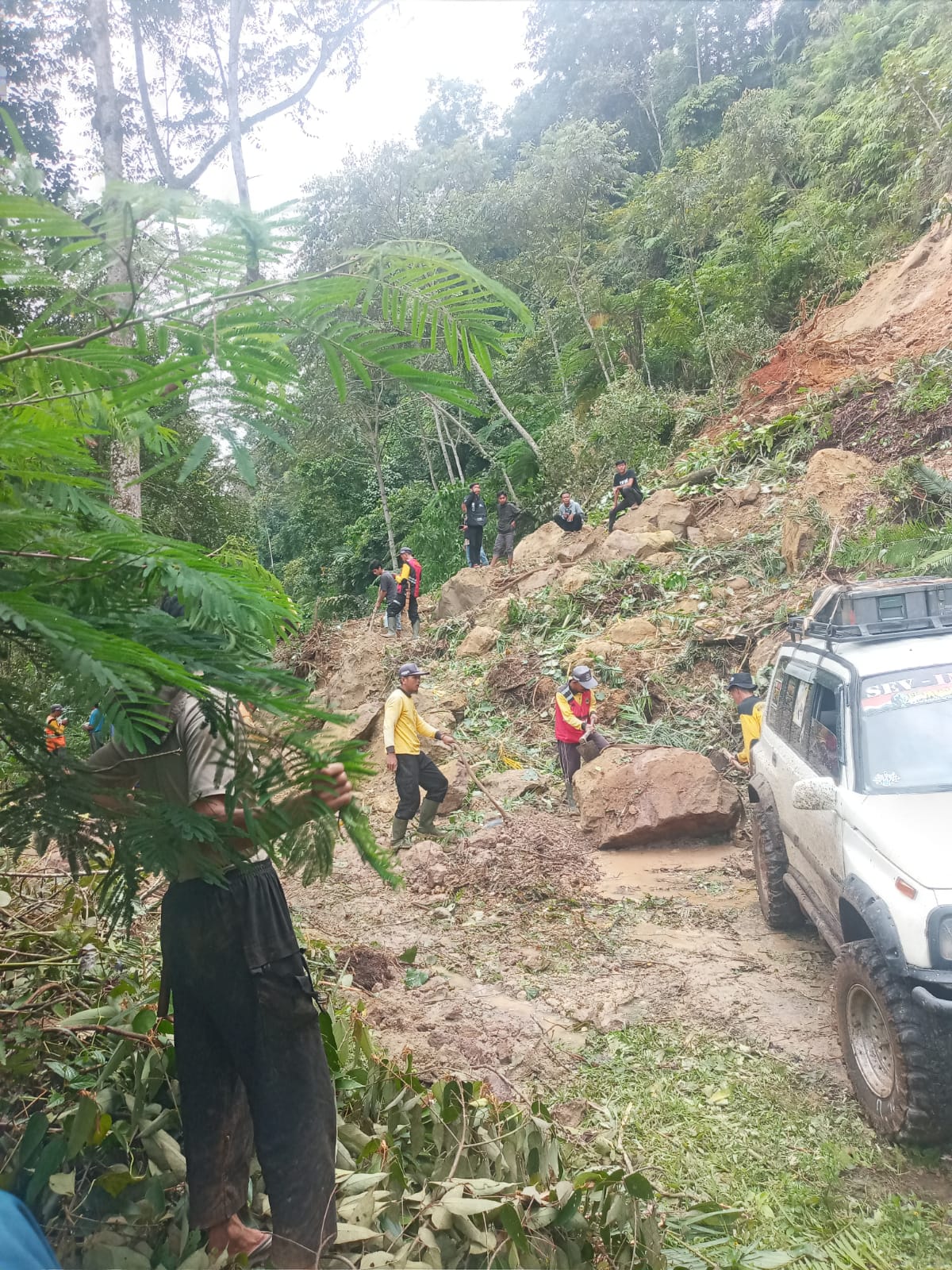 Longsor Tutup Akses Jalan Cikadu-Kabupaten Bandung