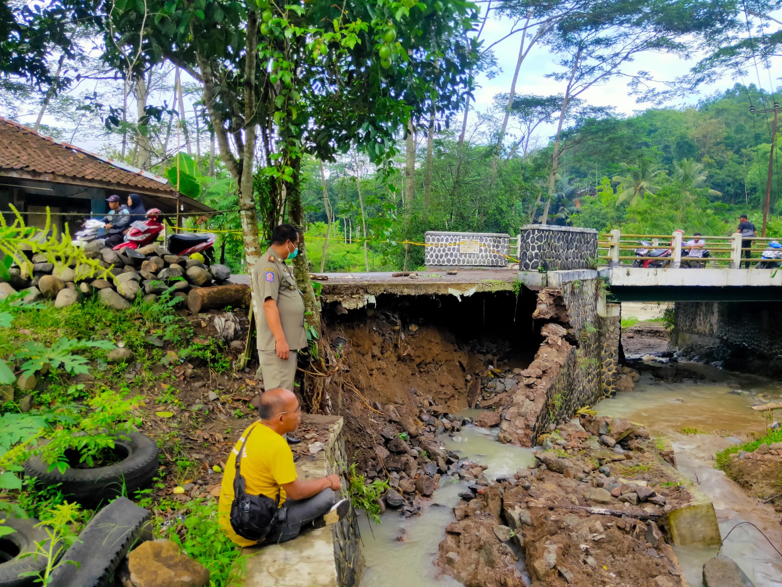 TPT Jembatan Penghubung Dua Desa di Tanggeung Ambrol