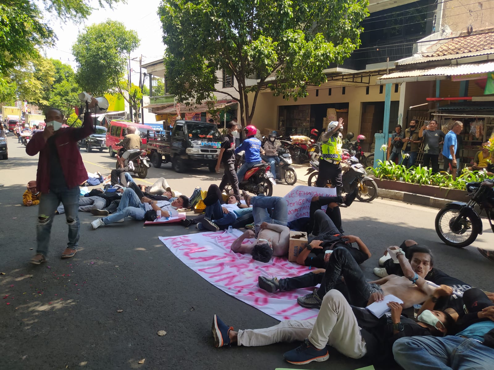 Unjuk Rasa di Dinkes Cianjur, Sejumlah Mahasiswa Gelar Aksi Tiduran di Jalan