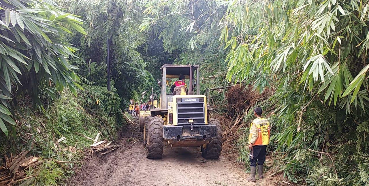 Sempat Tertimbun Longsor, Jalan Raya Sukanagara-Pagelaran Sudah Bisa Dilintasi Kendaraan