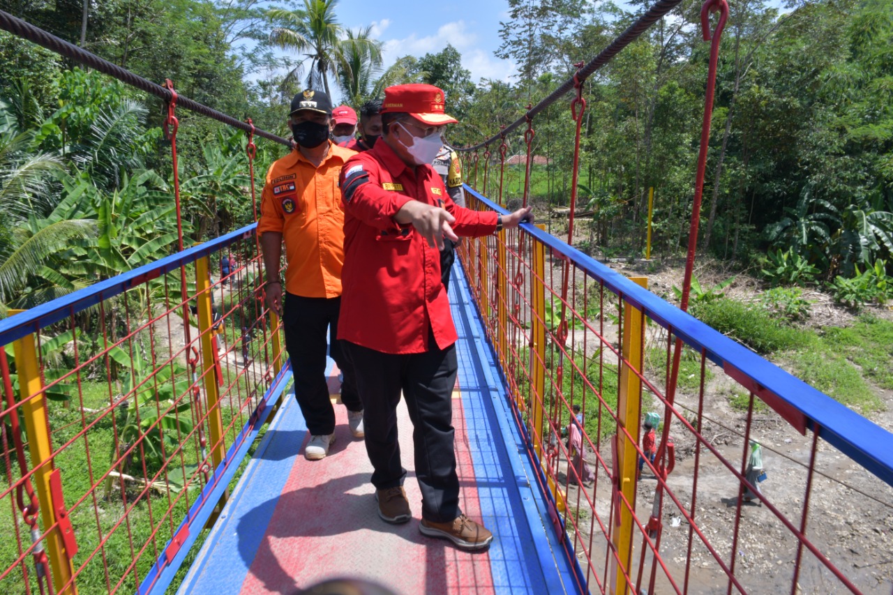 Jembatan Gantung Sepanjang 55 Meter Diresmikan di Leles