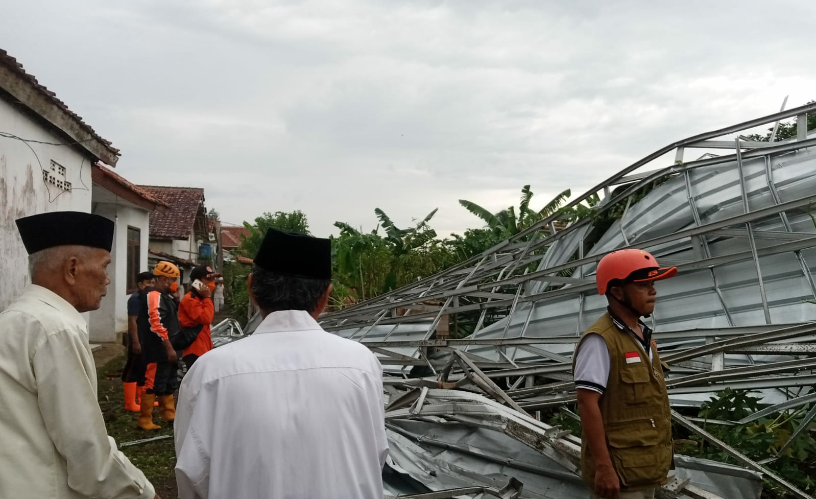 Angin Puting Beliung Terjang Karangtengah Cianjur, Baja Ringan dan Seng Terbang Dikira Warga Kantong Plastik H