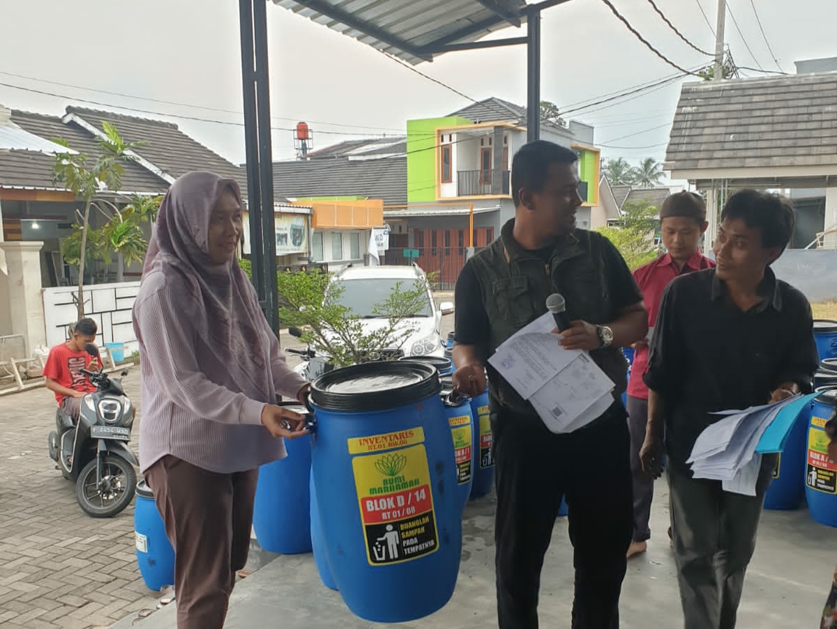 Puluhan Tong Sampah Dibagikan ke Warga, Ciptakan Lingkungan Bersih dan Indah