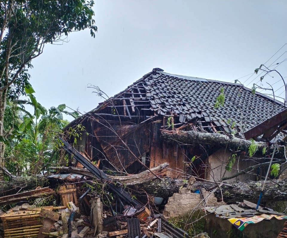 Angin Kencang Terjang Empat Desa di Kadupandak