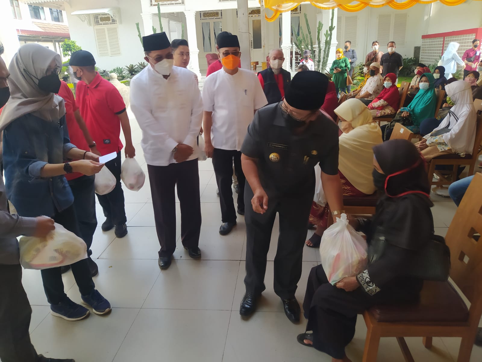 Le Eminence Hotel Salurkan 1.200 Paket Sembako Bagi Warga Kurang Mampu