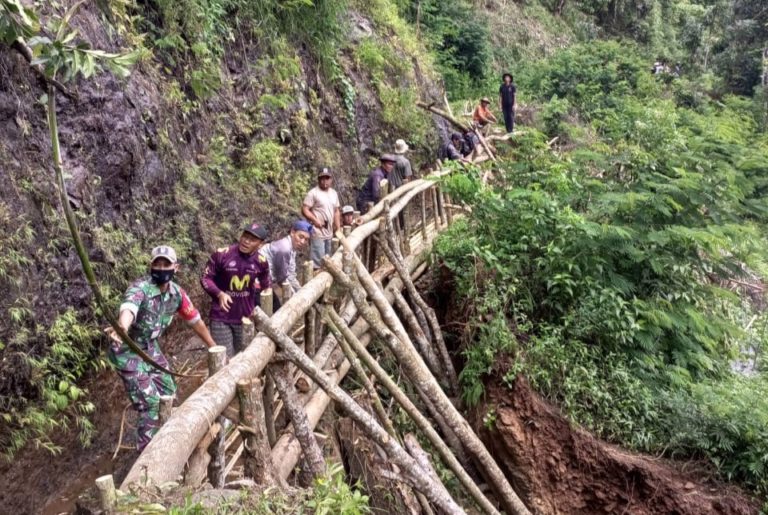 Warga di Takokak Kerja Bakti Perbaiki Saluran Air Rusak Akibat Longsor