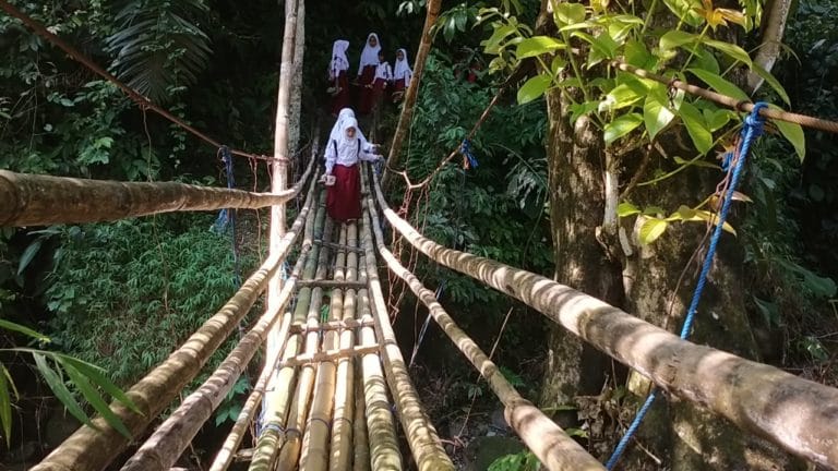 Lintasi Jembatan Rusak, Pelajar Rela Menantang Maut Demi Sekolah, Ganjar Ramadhan: Sangat Miris Sekali