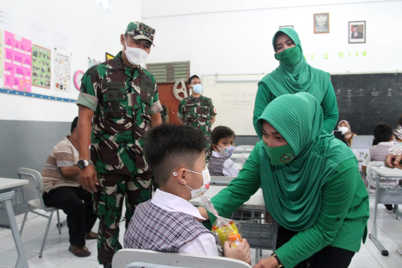 Ketua Persit KCK Koorcab Rem 061/SK Tinjau Pelaksanaan Vaksin Anak di Cianjur