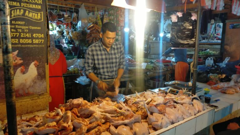 Harga Naik, Penghasilan Pedagang Daging Ayam di Cipanas Cianjur Turun 50 Persen