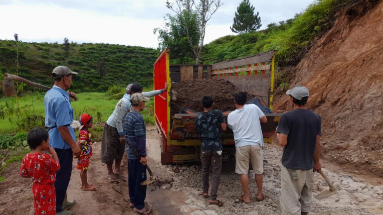 Jalan Jelek Belum Diperbaiki, Ratusan Sopir di Takokak Iuran Beli Batu Brangkal