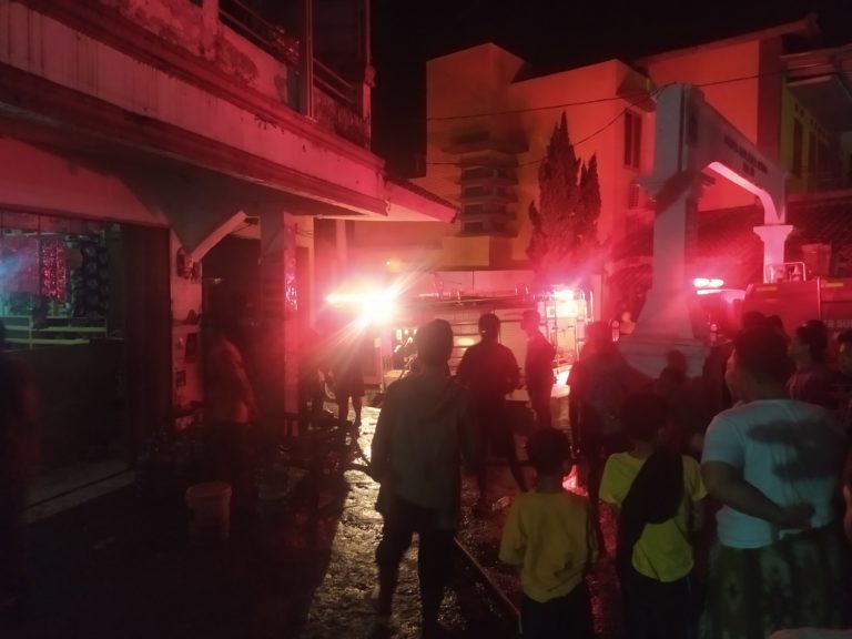 Tadi Malam, Sebuah Ruko Grosir Makanan di Maleber Karangtengah Terbakar