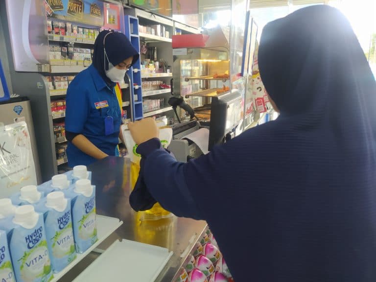 Emak-emak di Cianjur Serbu Toko Modern, Borong Minyak Goreng Rp14 Ribu Per Liter