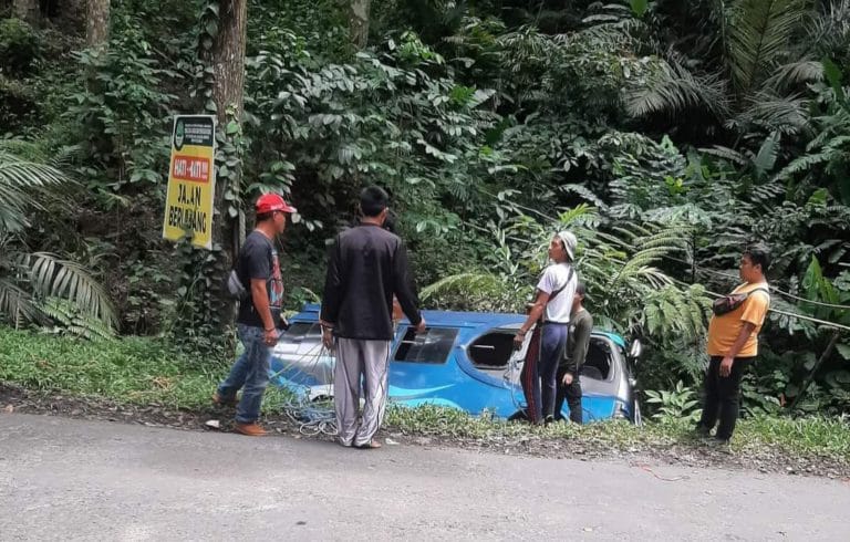 Mobil Elf Terperosok di Jalan Raya Sukanagara Cianjur