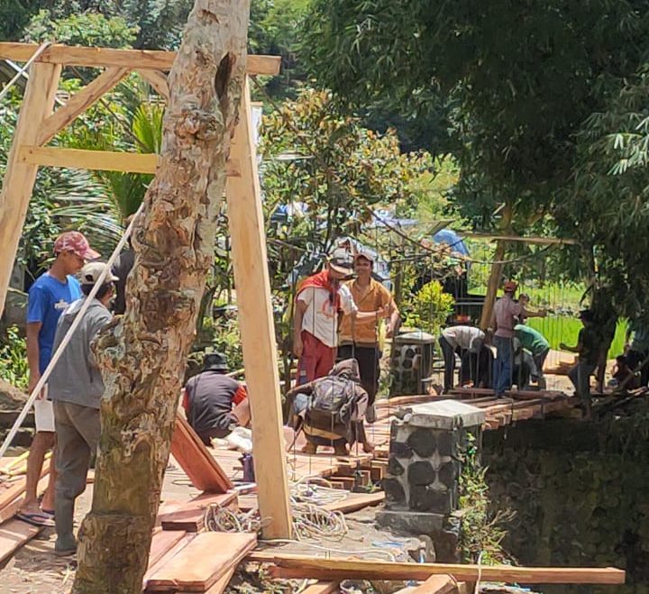 Pemdes dan Warga Gelarpawitan Cidaun Bangun Jembatan Darurat