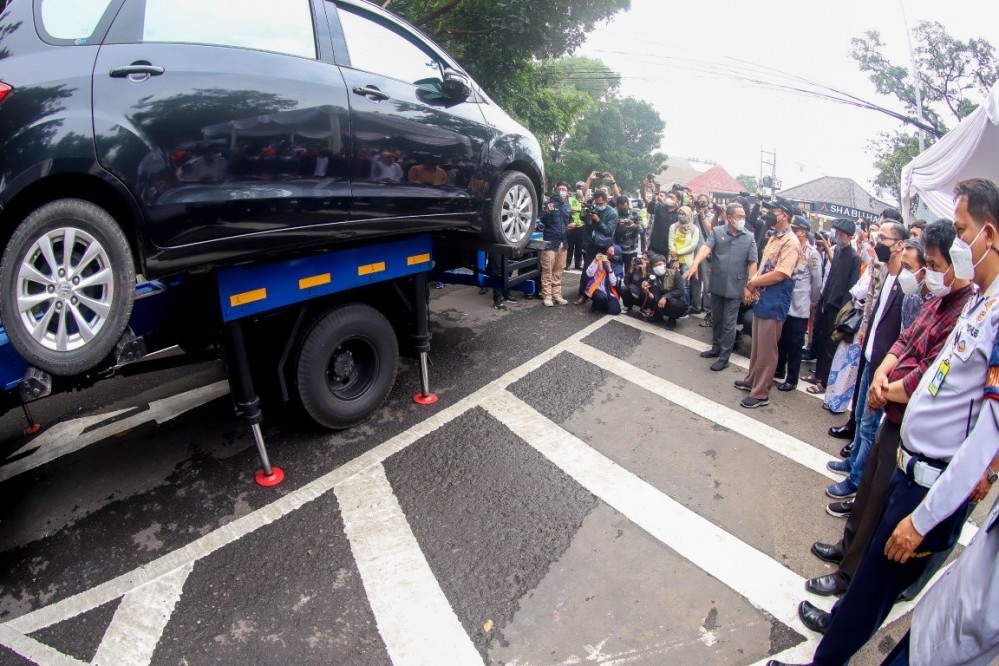 Mobil Terparkir Liar di Kota Bandung, Siap-siap Kena Derek 'Bandrek'