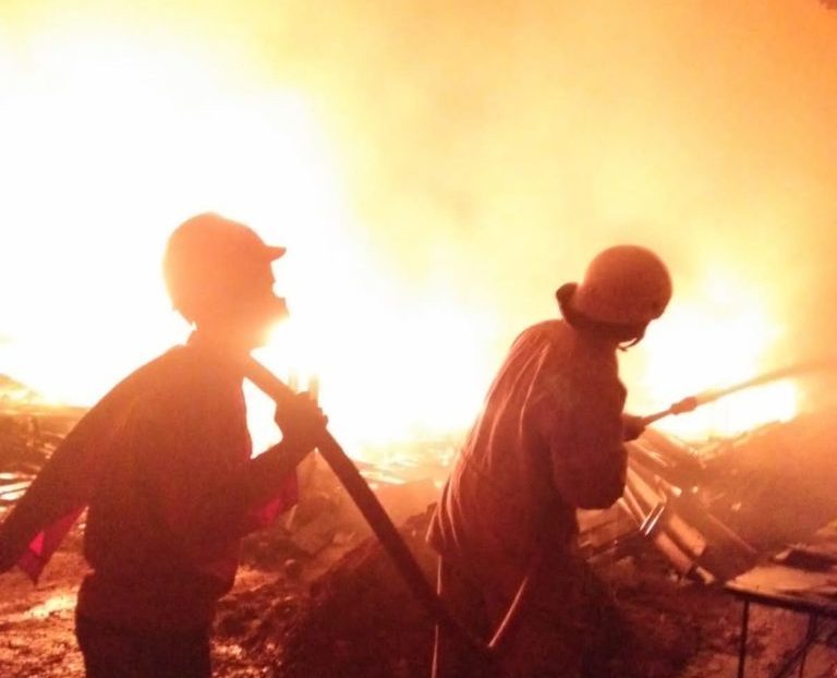 Sebuah Kantor dan Bedeng Proyek Kereta Cepat di Karawang Terbakar