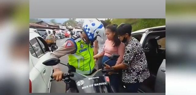 Aksi Heroik Polisi Bantu Ibu Hamil yang Kontraksi Saat Terjebak Kemacetan di Puncak