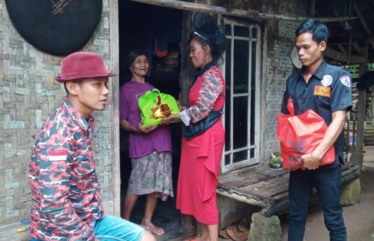 KPMP Cianjur Salurkan Paket Sembako Bagi Warga Miskin