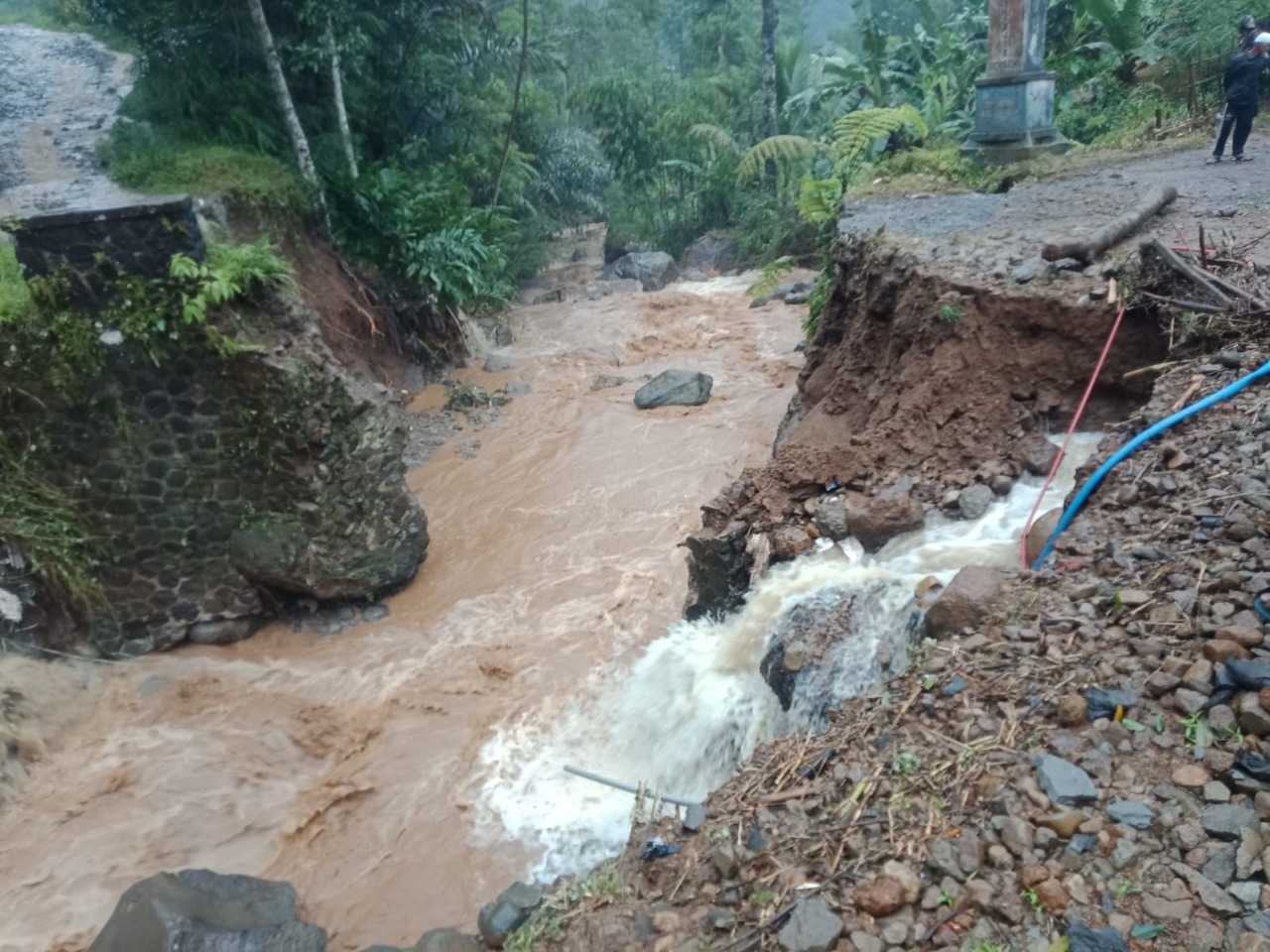 Jembatan Penghubung Ambruk, Akses Jalan Alternatif Cianjur-Bandung Terputus