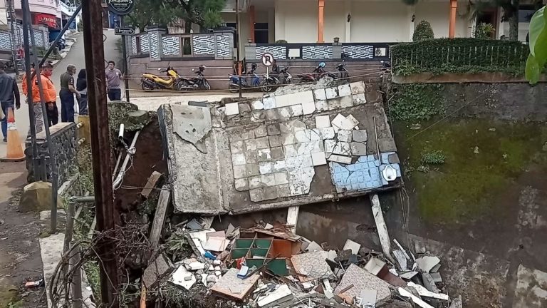 Belasan Rumah Rusak Akibat Banjir Bandang di Ciloto Cianjur