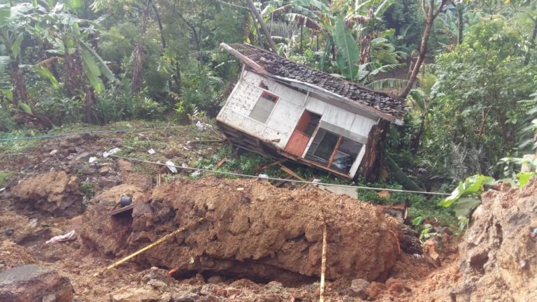 Longsor di Campaka Cianjur, Rumah Warga Terseret Hingga Terjatuh dari Tebing