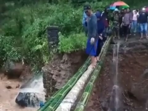 Warga di Cibinong Cianjur Bangun Jembatan Darurat