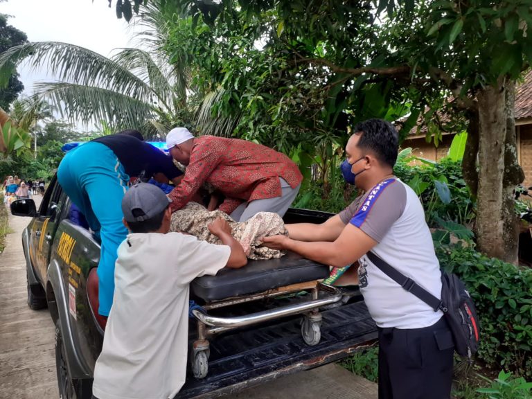 Polsek Sindangbarang Bantu Bawa Jenazah Warga Pakai Mobil Patroli