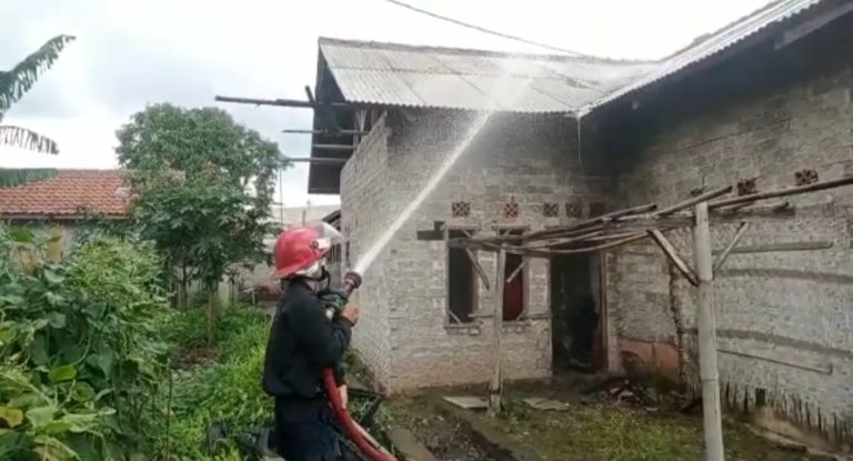 Sebuah Rumah di Cikalongkulon Terbakar, Diduga Akibat Puntung Rokok