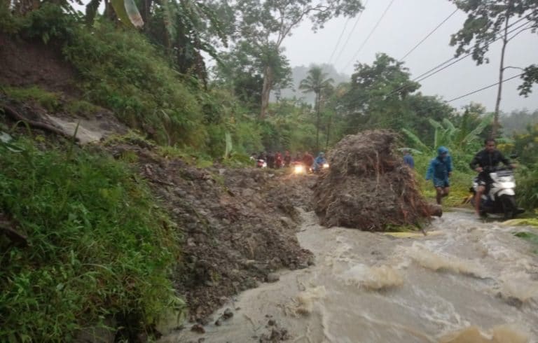 Diguyur Hujan Deras, Tebing Setinggi 10 Meter Longsor di Cibinong Cianjur, Sempat Terjadi Antrean Kendaraan