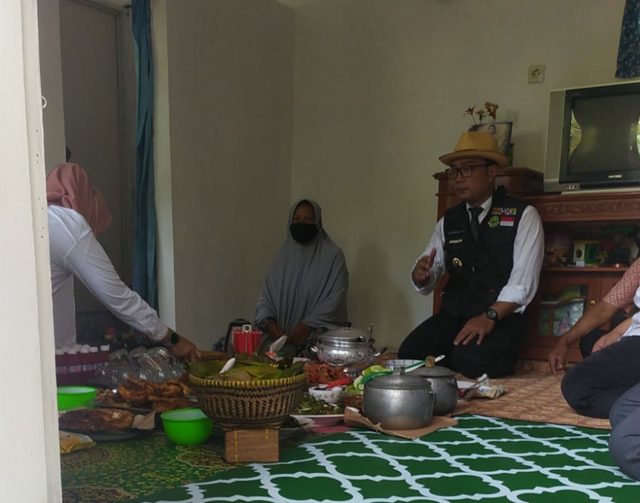 Ngaliwet di Rumah Warga Penerima Manfaat Rutilahu, Ridwan Kamil: Alhamdulillah ya bu, pak rumahnya sudah bagus