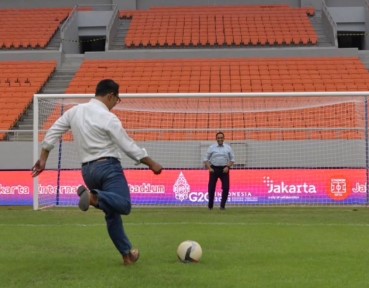 Ridwan Kamil dan Anies Baswedan Adu Penalti di Jakarta International Stadium