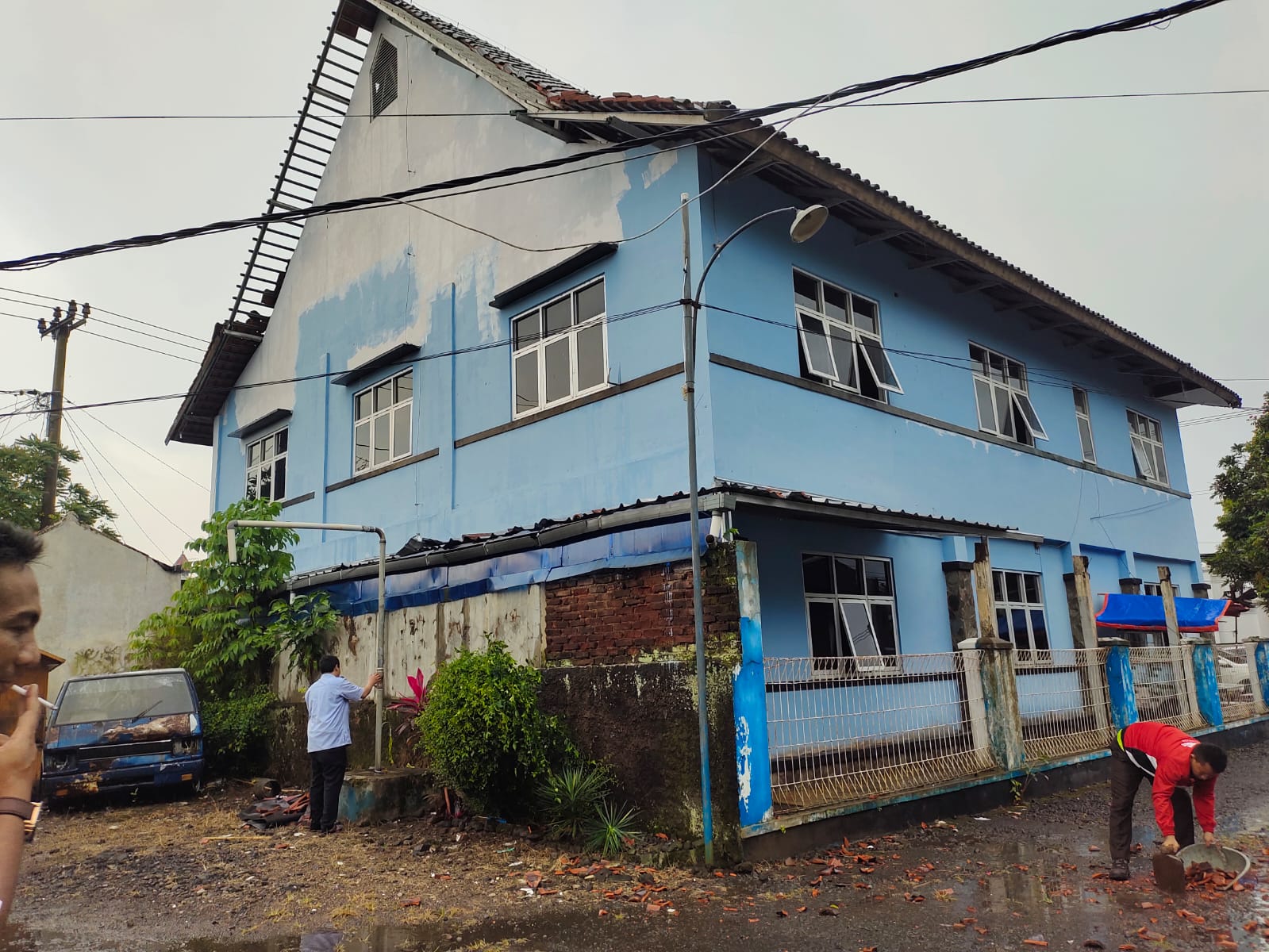 Kantor PWI Cianjur Diterjang Angin Puting Beliung, Rusak Atap dan Sebuah Mobil