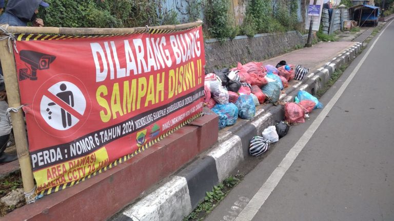 Membandel, Sudah Tahu Ada Larangan Masih Saja Buang Sampah Sembarangan