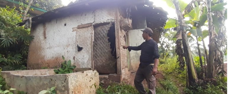 Mengkhawatirkan, Rumah Milik Warga di Cibeber Cianjur Nyaris Ambruk