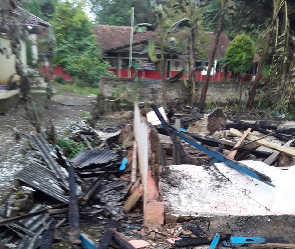 Sebuah Rumah Milik Warga di Karangtengah Cianjur Ludes Terbakar