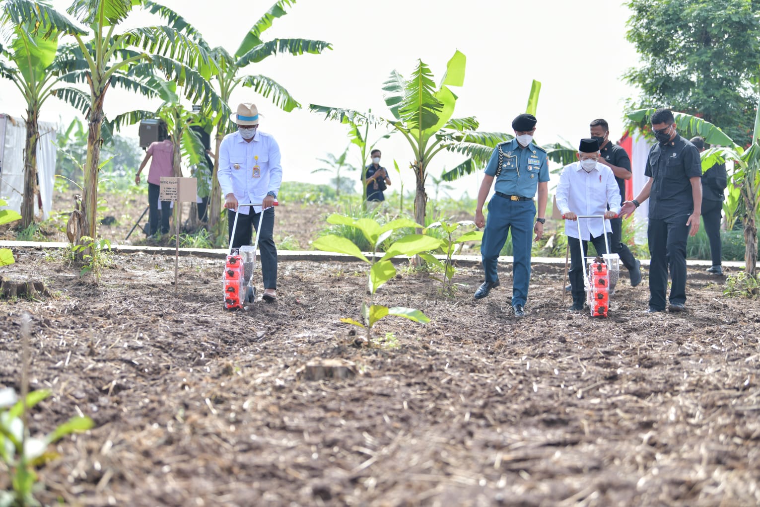 Gubernur Ridwan Kamil Temani Wapres Tinjau Lokasi Program Integrated Farming di Purwakarta