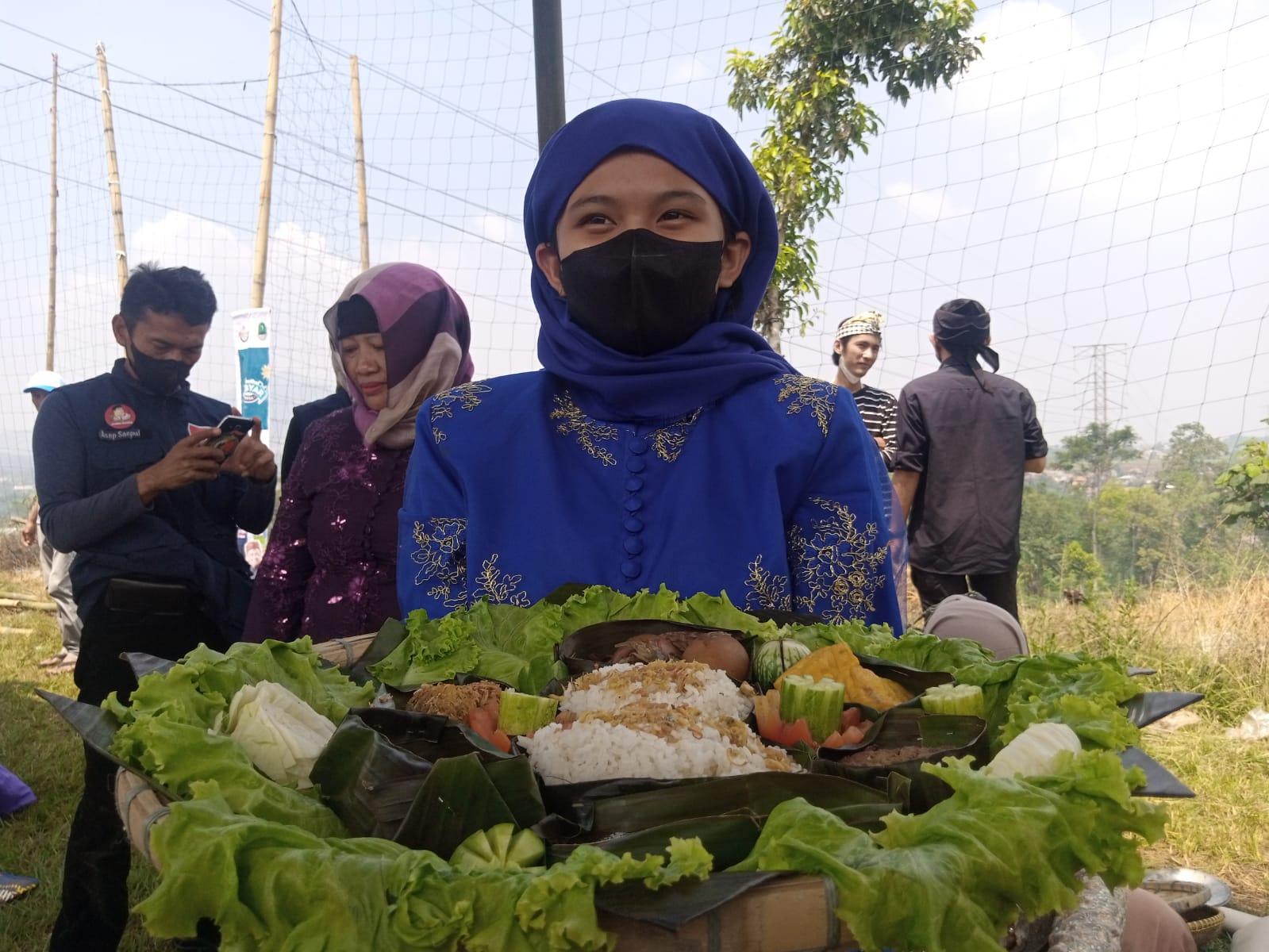 Ratusan Warga Santap Liwet Sepanjang 100 Meter pada Even Gebyar Desa