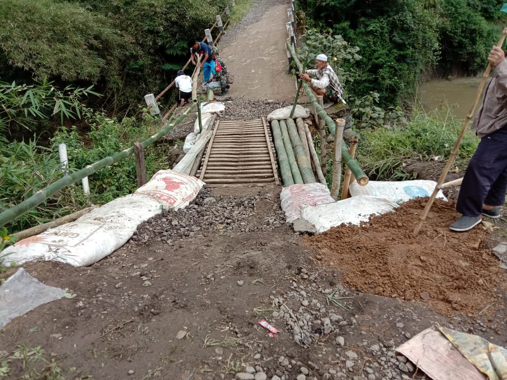 Akhirnya Warga Swadaya Bangun Jembatan Leuwi Keris