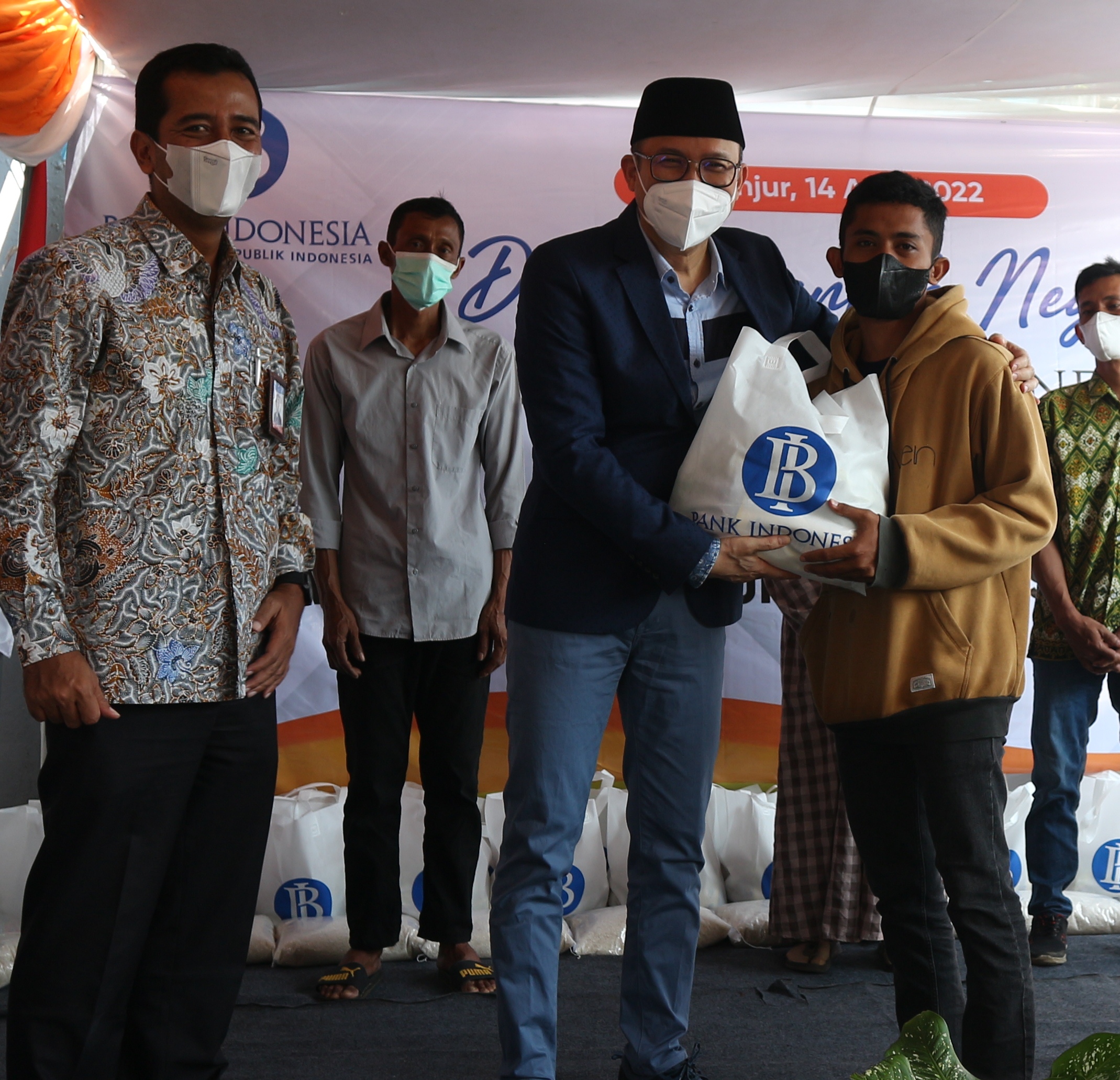 Ecky Gandeng Bank Indonesia Sebar 1000 paket Sembako di Cianjur